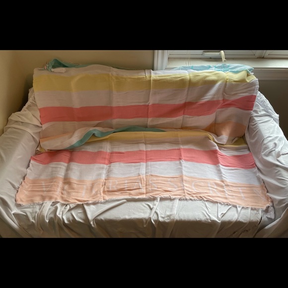 Awesome NWT Victoria Secret Blanket - Picture 3 of 6